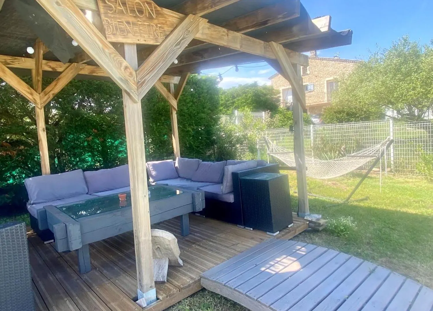 Gite 4P, 2 Chambres, Jardin, Piscine A Partager Alba-la-Romaine Apartment